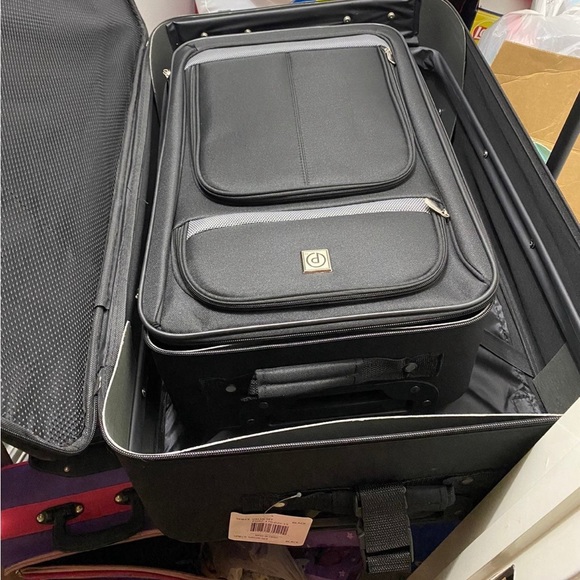 Brand new luggage set. 5 pieces(2 suitcases,1 bag,1 shoe bag,1 drawstring bag) - Picture 4 of 5